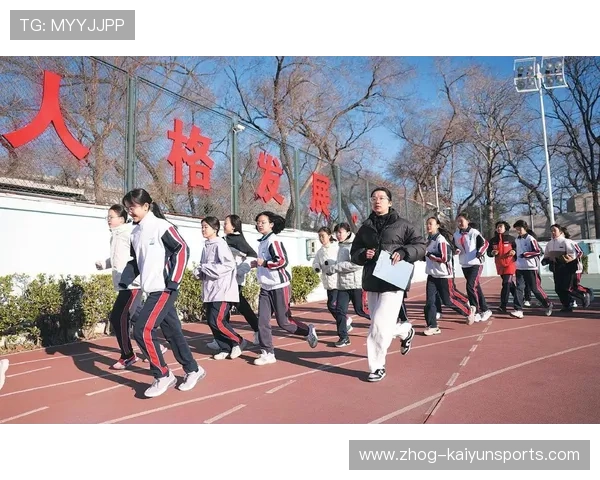体育老师的快乐：看到学生爱上运动，体育老师喜欢一个女生的表现